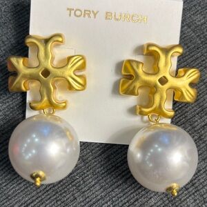 TORY BURCH GOLD ROXANNE LOGO OVERSIZED PEARL DROP STATEMENT EARRINGS